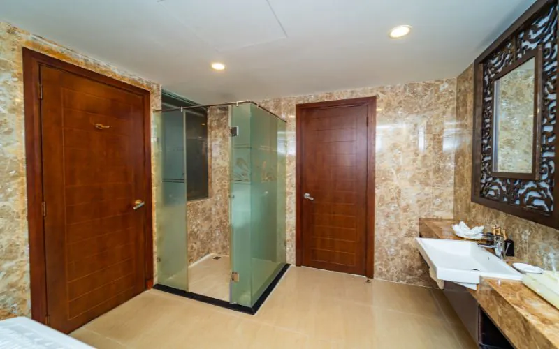 Buồng tắm đứng sạch sẽ, rộng rãi